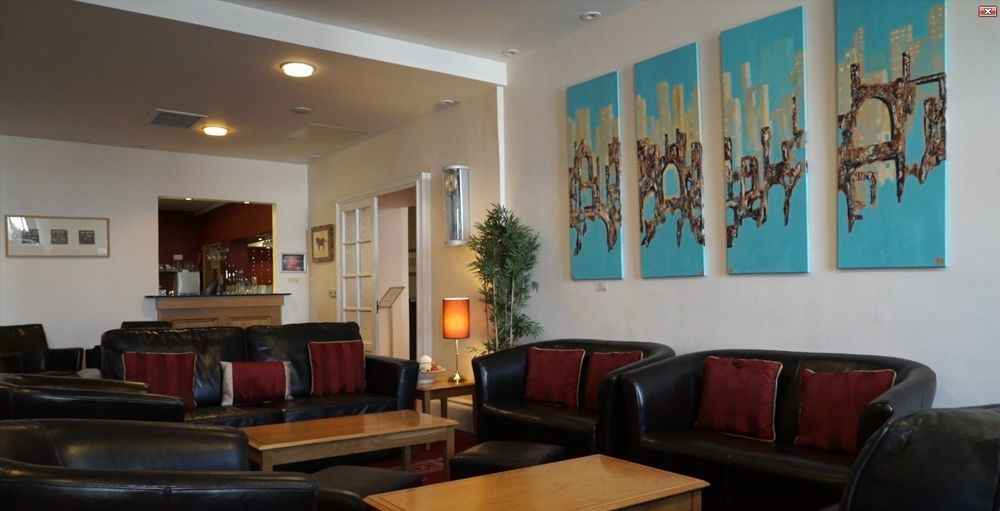 Portrush Adelphi Hotel Exterior foto The lounge at the airport